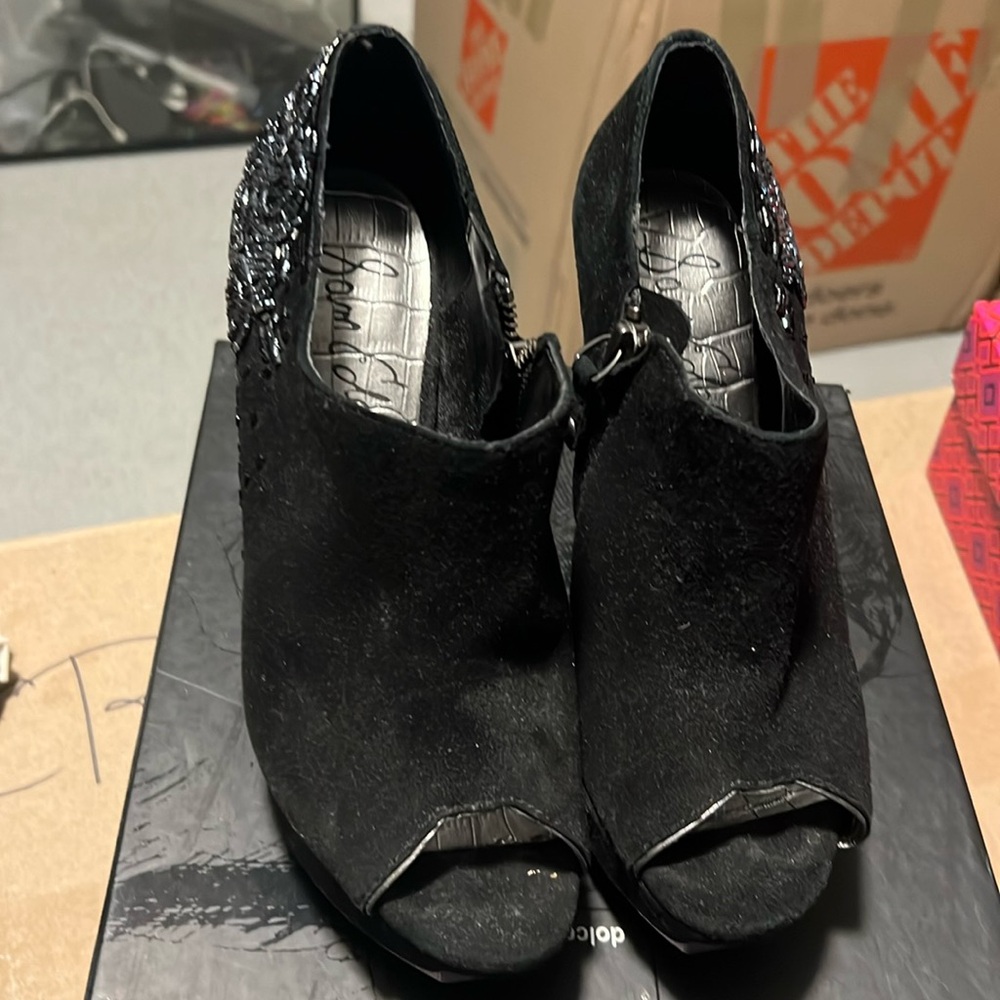 Used. Shows sign of wear. Check photos before purchase